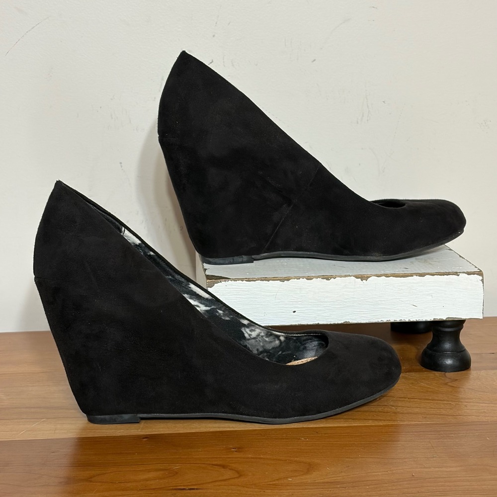 Fergalicious by Fergie Tricky Black Wedge Pumps Round Toe Heels Womens Size 9M